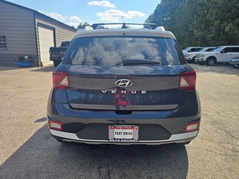 Used 2021 Hyundai Venue FWD image 6