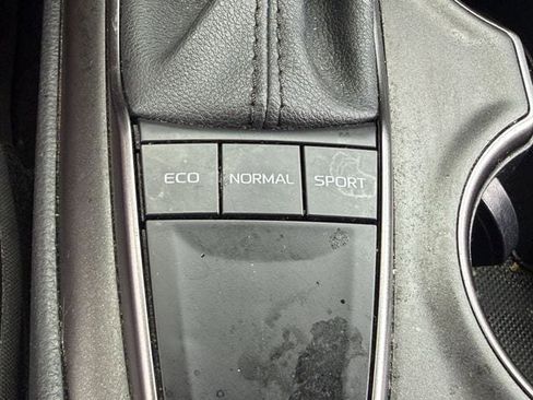 Used 2022 Toyota Camry SE FWD image 19