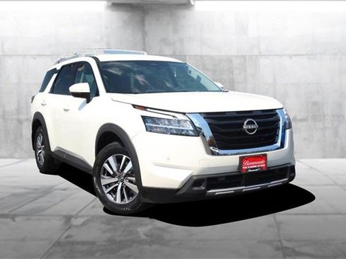 Certified 2024 Nissan Pathfinder SL image 2