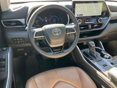 Certified 2025 Toyota Highlander Limited AWD/4WD image 17