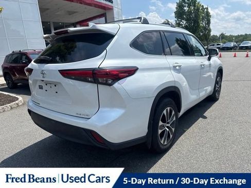 Used 2022 Toyota Highlander XLE AWD/4WD image 6