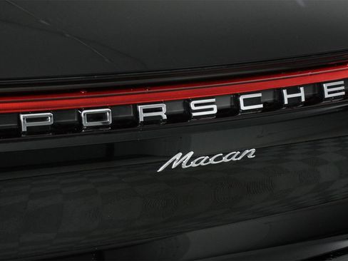 Used 2025 Porsche Macan image 22