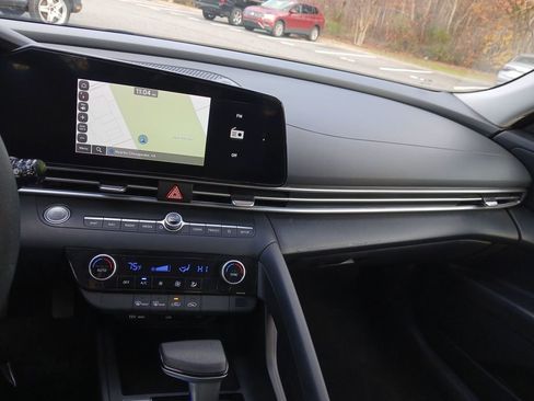 Used 2024 Hyundai Elantra SEL image 18