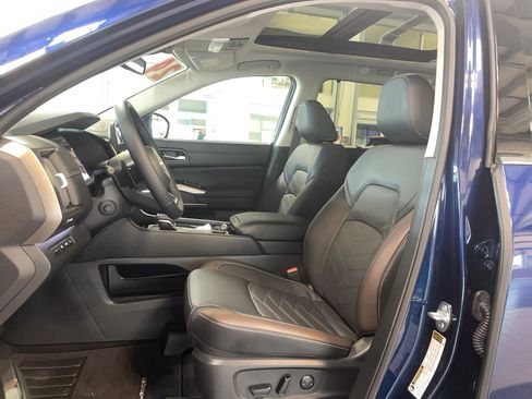 Used 2024 Nissan Pathfinder Platinum w/ Cargo Package image 21