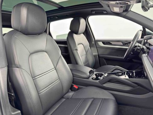 Used 2024 Porsche Cayenne w/ Premium Package image 40