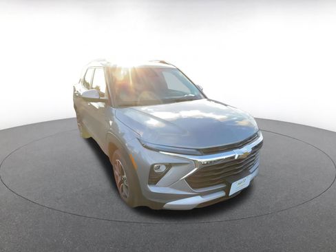 Used 2025 Chevrolet TrailBlazer LT image 3