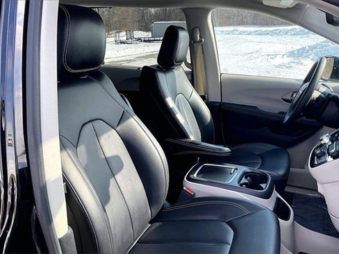 Used 2024 Chrysler Pacifica Touring-L image 7