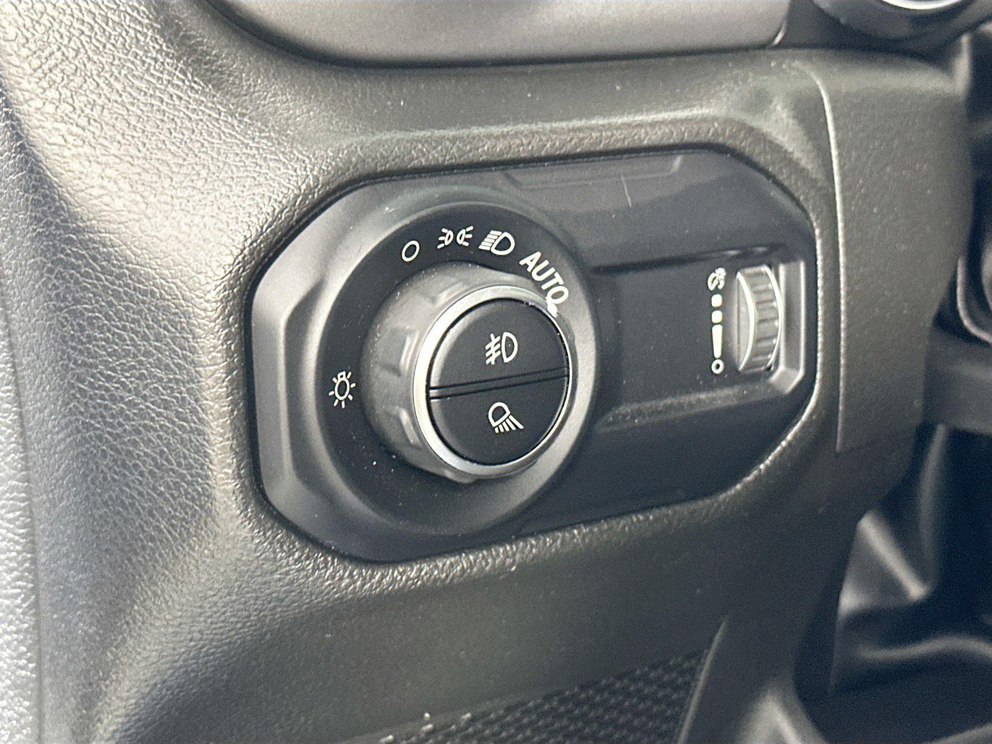 Used 2023 Jeep Gladiator Sport AWD/4WD image 10