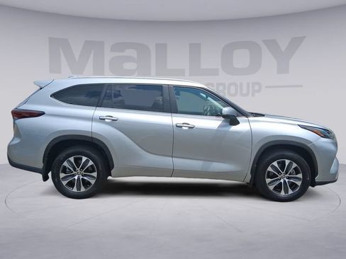 Used 2024 Toyota Highlander XLE AWD/4WD image 6