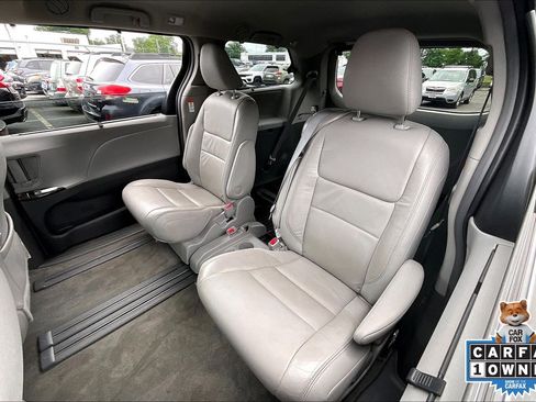 Used 2018 Toyota Sienna XLE w/ XLE Navigation Package FWD image 21