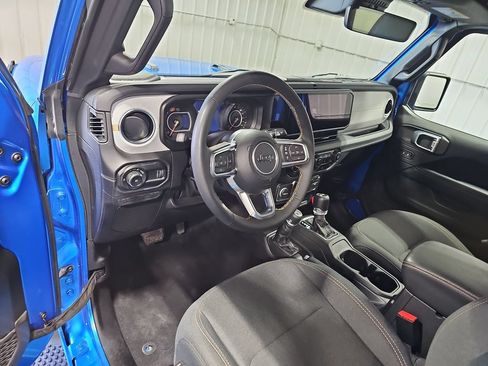 Used 2024 Jeep Wrangler Unlimited Sahara w/ Technology Group AWD/4WD image 15