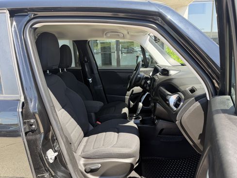 Used 2019 Jeep Renegade Latitude w/ Cold Weather Group AWD/4WD image 23
