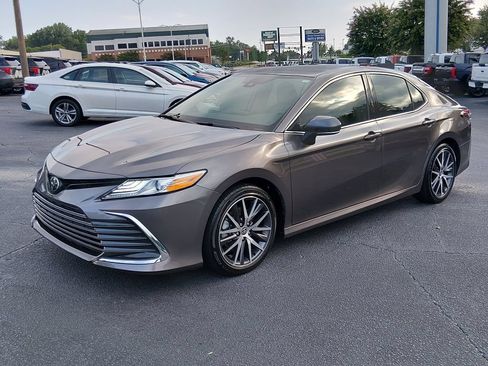 Used 2024 Toyota Camry XLE FWD image 8