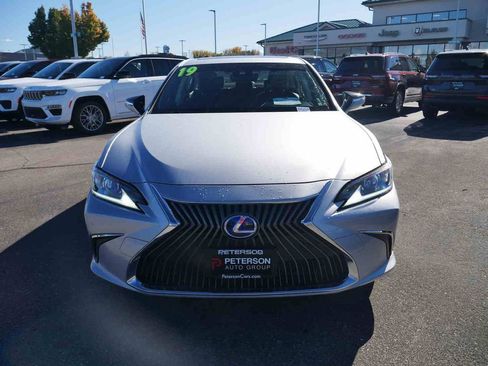 Used 2019 Lexus ES 300h w/ Premium Package image 3