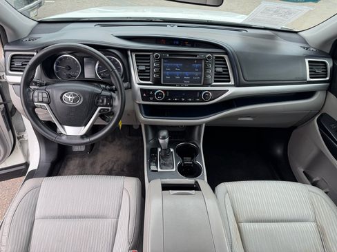 Used 2017 Toyota Highlander Plus w/ Carpet Mat Package FWD image 17