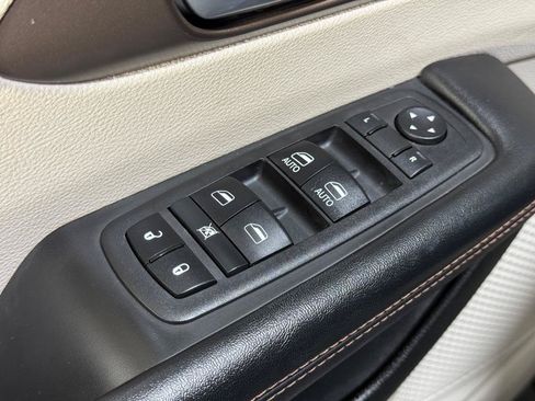 Used 2018 Chrysler Pacifica Touring-L FWD image 36