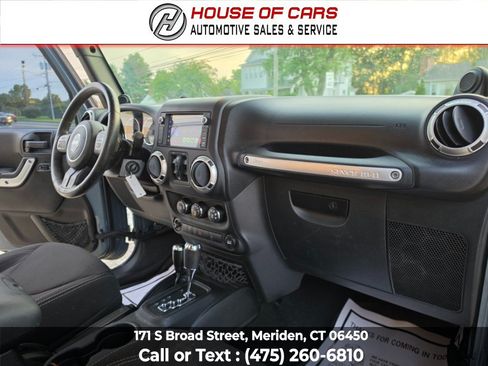 Used 2014 Jeep Wrangler Unlimited Sahara w/ Max Tow Package AWD/4WD image 40