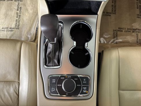 Used 2018 Jeep Grand Cherokee Overland AWD/4WD image 22