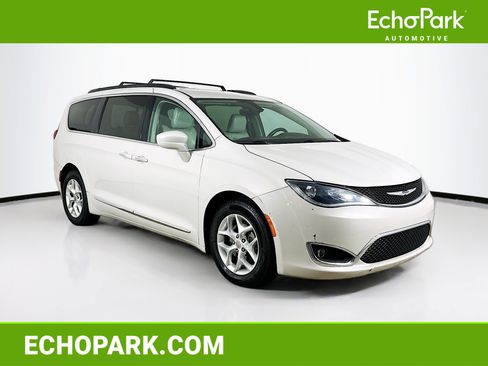 Used 2017 Chrysler Pacifica Touring-L w/ Tire & Wheel Group image 1