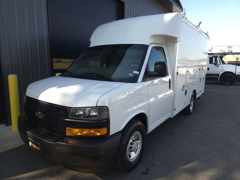 Used 2019 Chevrolet Express 3500 image 2
