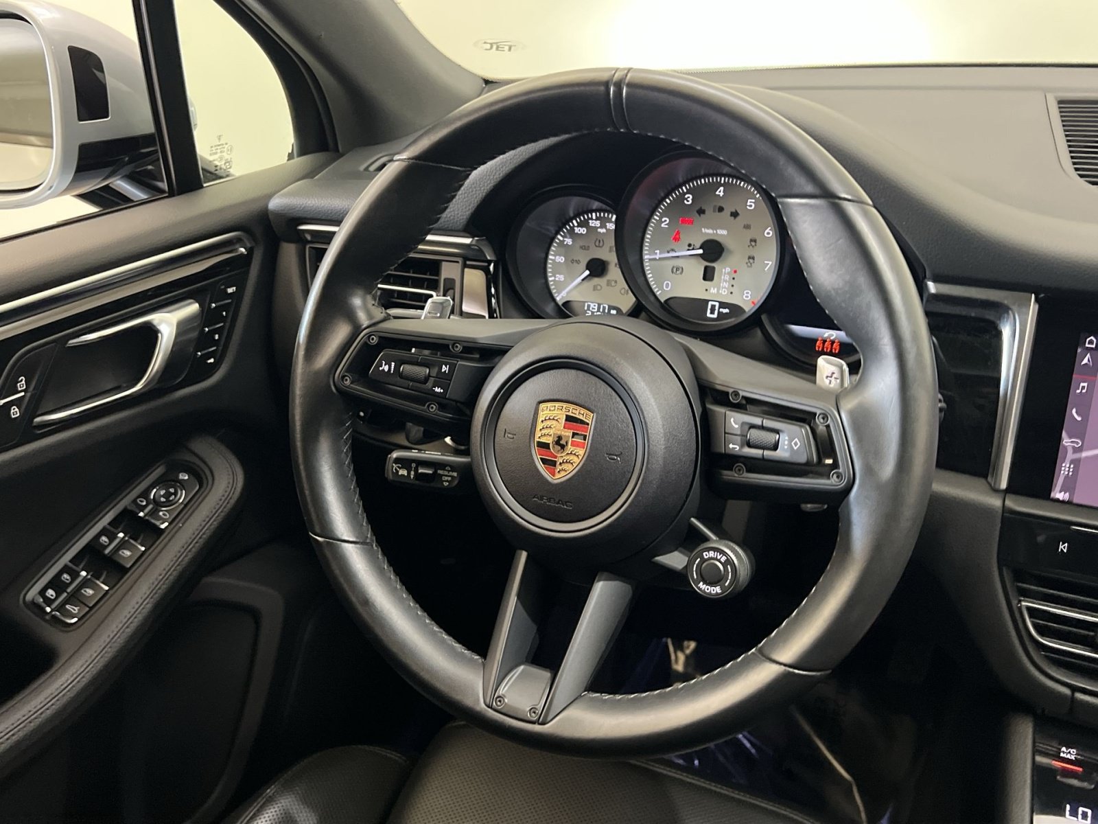 Used 2024 Porsche Macan AWD/4WD image 33