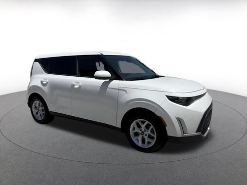 Used 2025 Kia Soul LX w/ LX Technology Package FWD image 2