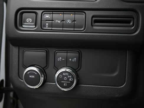 Used 2024 GMC Yukon XL SLT image 28