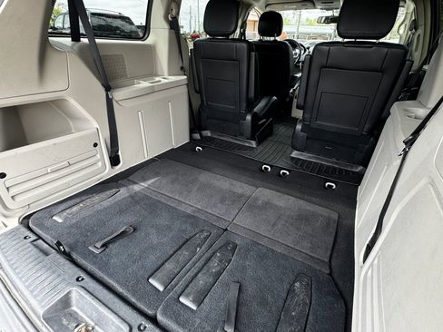 Used 2016 Chrysler Town & Country Touring image 7