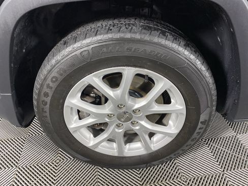 Used 2018 Jeep Cherokee Latitude w/ Safety Group AWD/4WD image 12