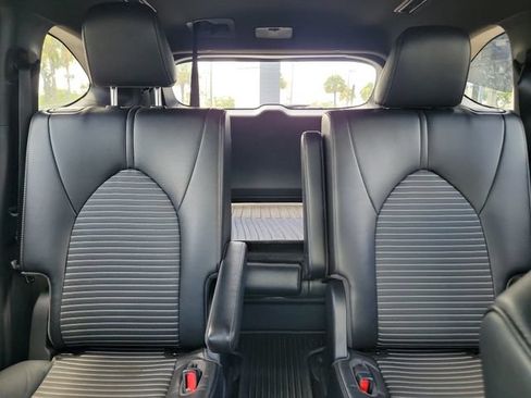 Used 2022 Toyota Highlander XSE FWD image 10