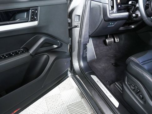 Certified 2024 Porsche Cayenne S image 8