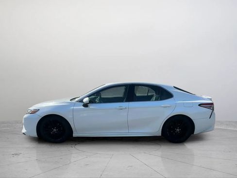 Used 2018 Toyota Camry SE w/ Moonroof Package FWD image 2