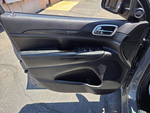 Used 2020 Jeep Grand Cherokee Altitude RWD image 34