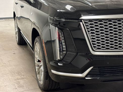 New 2026 Cadillac Escalade Luxury w/ LPO, Radiant Package AWD/4WD image 4