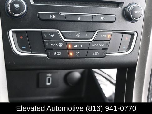 Used 2017 Ford Fusion SE w/ Equipment Group 201A image 11