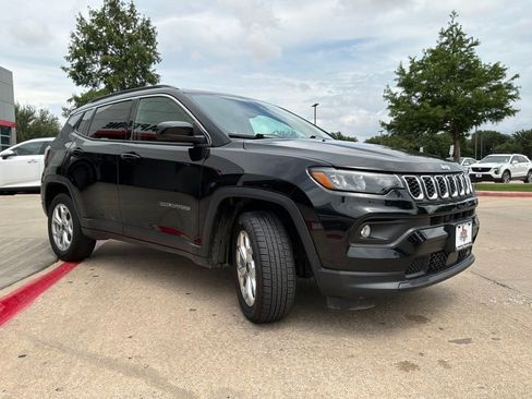 Used 2025 Jeep Compass Latitude AWD/4WD image 4