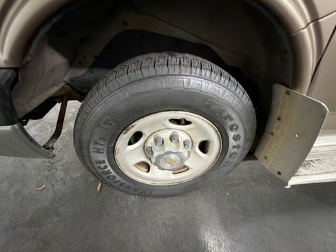Used 2004 Chevrolet Express 2500 Passenger w/ LS Preferred Equipment Group RWD image 28