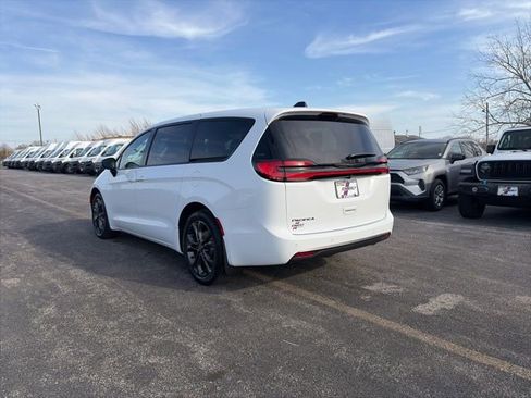 New 2026 Chrysler Pacifica Select FWD image 3