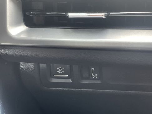 Used 2024 Cadillac XT4 Luxury w/ Cold Weather Package AWD/4WD image 30