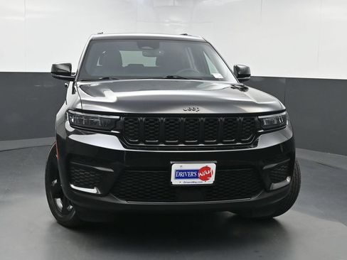 Used 2022 Jeep Grand Cherokee Altitude AWD/4WD image 42