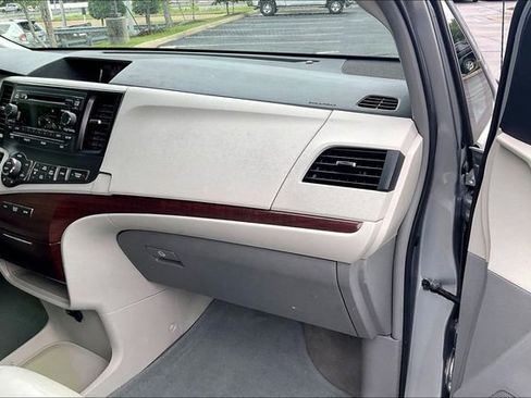 Used 2011 Toyota Sienna XLE FWD image 16