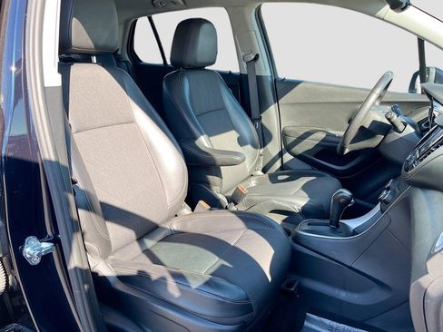 Used 2022 Chevrolet Trax LT w/ LT Convenience Package FWD image 25