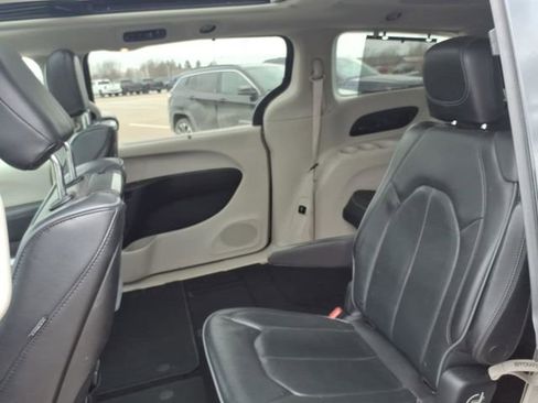 Used 2018 Chrysler Pacifica Limited image 6