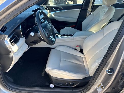 Used 2025 Genesis G70 2.5T image 9