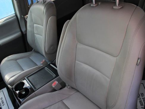 Used 2015 Toyota Sienna XLE w/ XLE Navigation Package FWD image 8