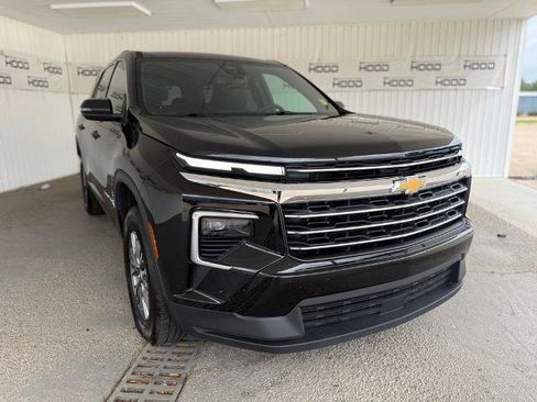 Used 2025 Chevrolet Traverse LT FWD image 1