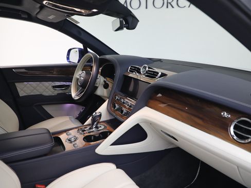 Certified 2022 Bentley Bentayga AWD/4WD image 22
