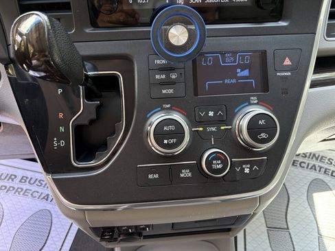 Used 2016 Toyota Sienna XLE FWD image 33
