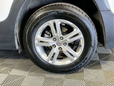 Used 2024 GMC Terrain SLE image 28