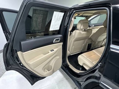 Used 2019 Jeep Grand Cherokee Laredo AWD/4WD image 23
